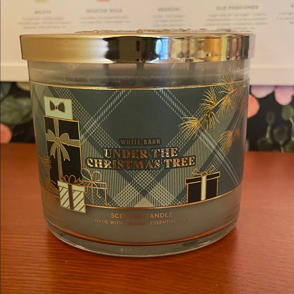 White Barn Festive Candle with Gold and Green Design - Picture 1 of 2